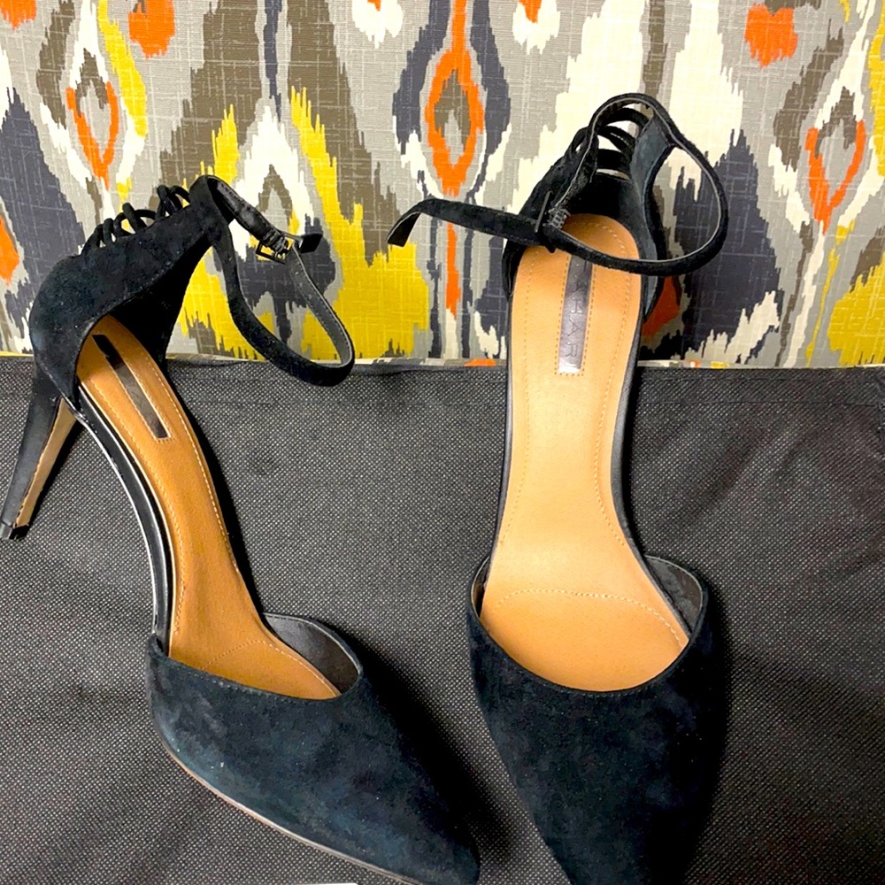 Tahari 2 1/2” black suede heels